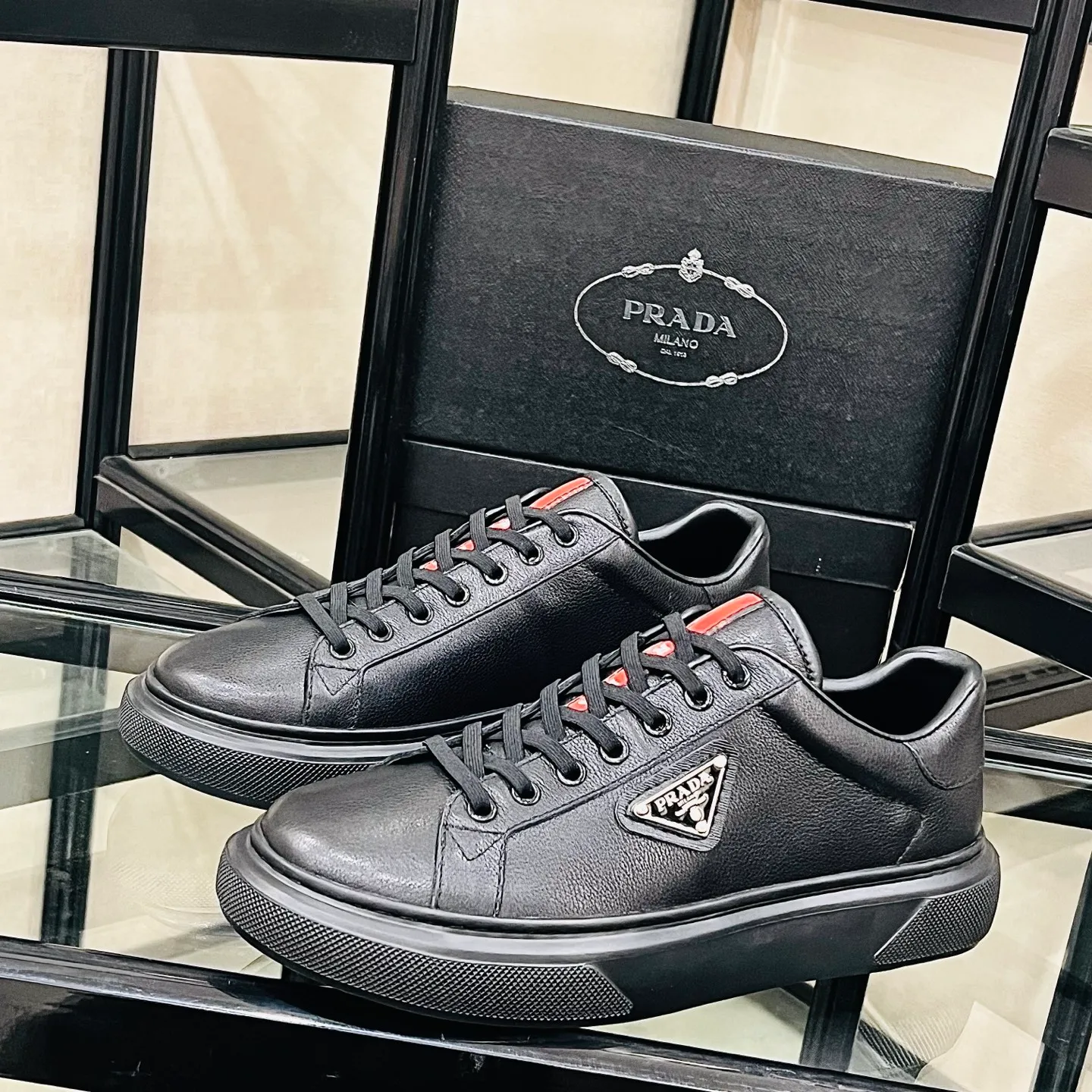 Men's shoes💰440 Prada/Prada Men's new casual shoes, this upper is made of imported calfskin + sheep lining! The outside is decorated with the P family's classic metal triangle enamel logo, and the outsole is made of non-slip sports foam ultra-light outsole, which feels good on the feet and is a fashionable and fashionable item!  Size: 38-44 (45 customized)